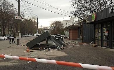 Автомобіль влетів у зупинку в Хмельницькому: троє загиблих