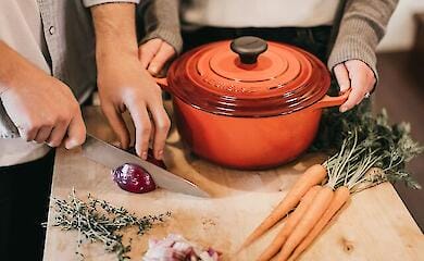 Что нужно делать, чтобы не текли слезы, когда режешь лук