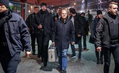 Срібляста валіза Шольца стала героєм мемов: що було всередині