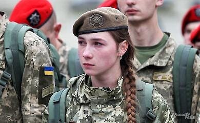 Кто из женщин не может выехать за границу