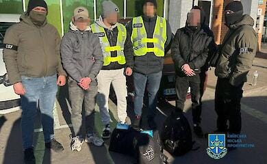 В Киеве задержаны четверо поджигателей, которые по заказу сожгли машины военных и железнодорожное оборудование