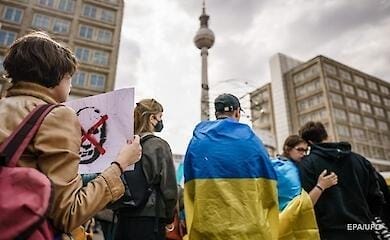 Киев хочет вернуть домой беженцев из Германии из-за дефицита рабочей силы
