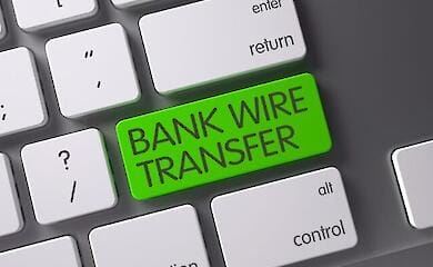 С 1 февраля украинские банки введут лимиты на денежные переводы: что изменится