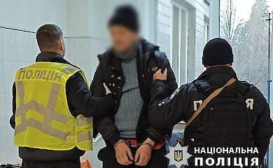 Поліцейські затримали рецидивіста за розбійний напад на аптеку в Києва