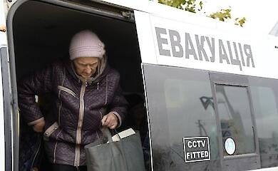 Екстрена евакуація: жителів прикордоння рятують від обстрілів