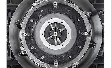 На цьому знімку, наданому НАСА, показано вид зверху вниз на головку OSIRIS-REx Touch-and-Go-Sample-Acquisition-Mechanism (TAGSAM) зі знятою кришкою, яка показує залишки зразка астероїда всередині.