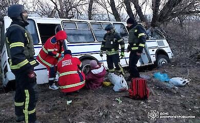 На Дніпропетровщині автобус врізався в дерево: 14 постраждалих