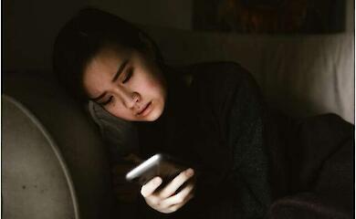 Соцсети и одиночество: почему даже активное общение в онлайне не спасает нас от чувства изоляции?