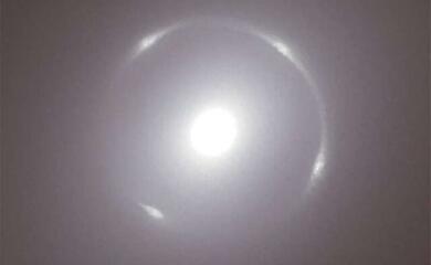 Великий план центру галактики NGC 6505 з яскравим кільцем Ейнштейна навколо її ядра, знятий космічним телескопом Euclid ЕКА. Кільце Ейнштейна утворюється внаслідок гравітаційного лінзування, коли маса галактики NGC 6505 згинає і збільшує світло від більш віддаленої галактики в кільце. NGC 6505 - добре відома галактика, що знаходиться всього в 590 мільйонах світлових років від Землі, і виявлення Евклідом тут вражаючого кільця Ейнштейна було несподіваним.