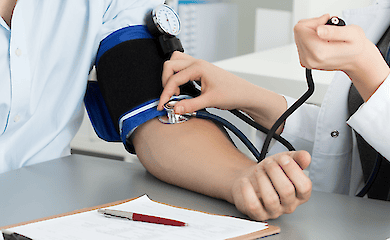 Як людині з інвалідністю пройти медогляд за кордоном