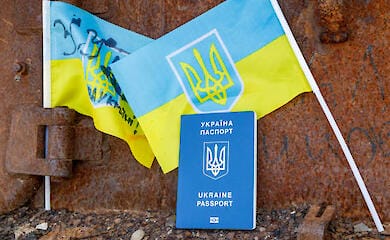 Чоловіки за кордоном зможуть отримати українські паспорти
