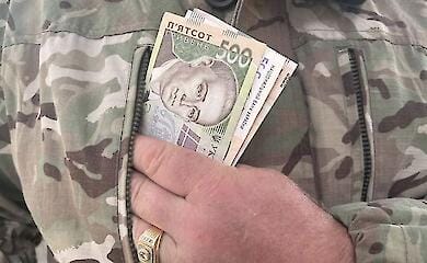 Коллекторам запретят требовать долги у ветеранов: законопроект