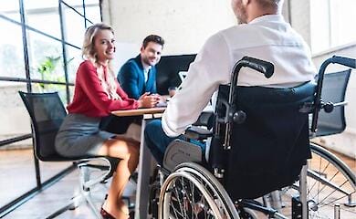 Компенсація за облаштування робочого місця для людини з інвалідністю: Кабмін оновив програму