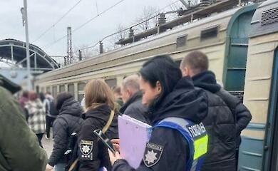 У Києві підліток заліз на вагон електрички та отримав важкі опіки