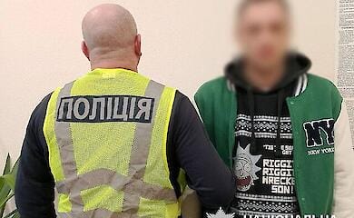 Побачення обернулося кошмаром: киянин побив і пограбував жінку в готельному номері