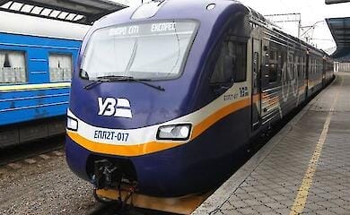 "Укрзалізниця" обмежила продаж квитків у касах на всі потяги: що відомо