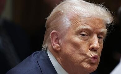 Трамп може залишатися при владі до 2037 року, коли йому виповниться 90 років - Daily Mail