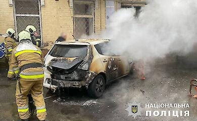 На місці підпалу авто в столиці затримано чоловіка