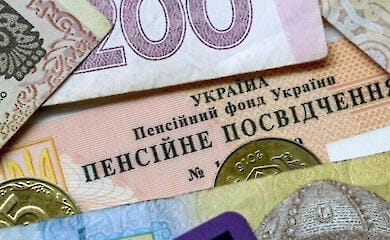 Пенсійний фонд попередив українців: кому потрібно замінити пенсійне посвідчення