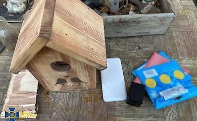 СБУ поймала агентку РФ, спрятавшую камеру в «скворечнике» для слежки за эшелонами ВСУ