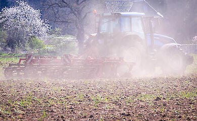 У Львівській області трирічний хлопчик випав із трактора і потрапив під колеса