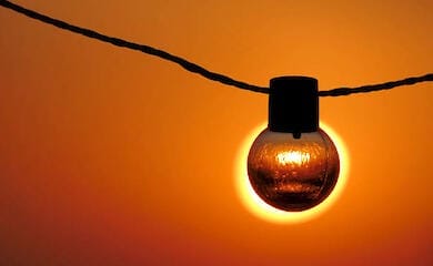 В Україні знизилося споживання електроенергії через теплу погоду та неробочий день