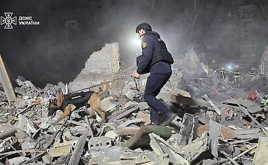 В Киеве из-под завалов спасли живого мужчину 