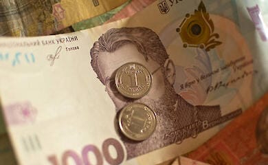 Пенсіонерам блокують картки за борги