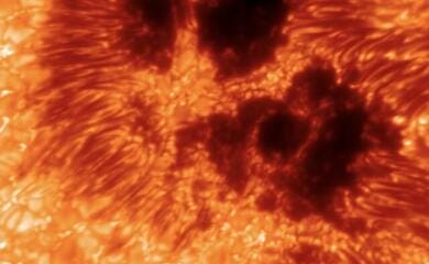 Сонячна пляма розміром зі Швейцарію: телескоп зробив найдеталізованіше фото Сонця