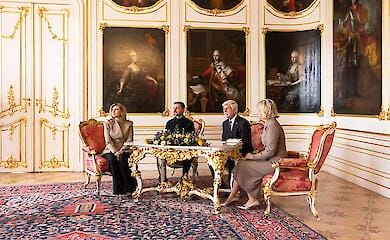 Зеленский начал визит в Чехию с переговоров