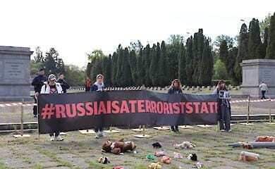 У Польщі напередодні 9 травня представили скульптуру "на честь Путіна" та вимагають висилання посла РФ