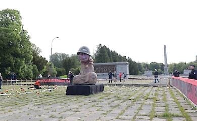 У Польщі напередодні 9 травня представили скульптуру "на честь Путіна" та вимагають висилання посла РФ