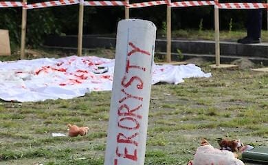 У Польщі напередодні 9 травня представили скульптуру "на честь Путіна" та вимагають висилання посла РФ