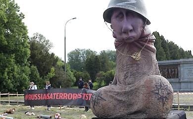 У Польщі напередодні 9 травня представили скульптуру "на честь Путіна" та вимагають висилання посла РФ