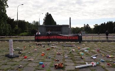 У Польщі напередодні 9 травня представили скульптуру "на честь Путіна" та вимагають висилання посла РФ