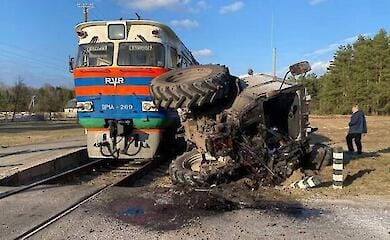 В Беларуси трактор столкнулся с пассажирским поездом, в котором находился 151 человек