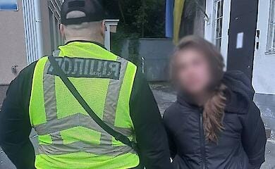 У Києві 33-річна жінка осквернила Алею Героїв: відео та фото з місця подій