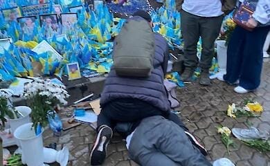 У Києві 33-річна жінка осквернила Алею Героїв: відео та фото з місця подій