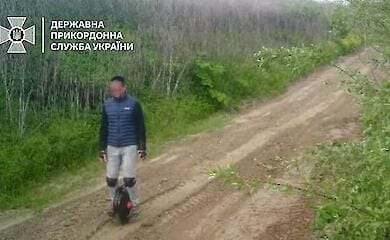 Пограничники на Закарпатье остановили необычного нарушителя - тот пытался попасть в Словакию на моноколесе
