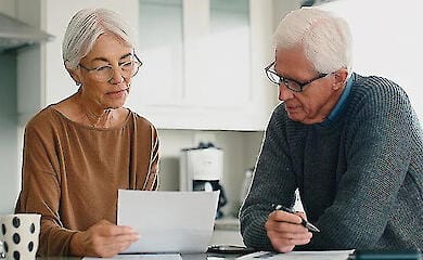 Кабмин упростил порядок получения пенсий и выплат для ВПЛ, украинцев за границей и жителей ВОТ