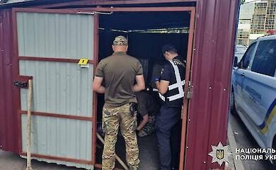 У Києві затримали іноземців, які, погрожуючи гранатою, змусили перехожого переказати 5000 гривень