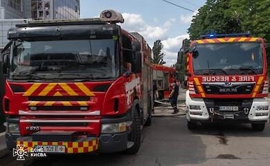 У Києві майже добу гасять пожежу після нічного обстрілу