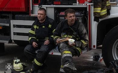 У Києві майже добу гасять пожежу після нічного обстрілу
