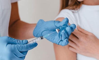 Діти без щеплень не зможуть ходити до дитсадків та шкіл: новий законопроєкт Кабміну