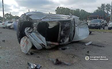 У Полтаві Tesla на повній швидкості врізалася в парковку 