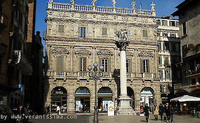 В одном из итальянских музеев туристы сломали дизайнерское кресло, украшенное кристаллами Swarovski