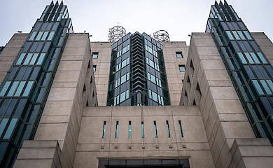 Британия впервые назначила женщину главой Ми-6: кто такая Блейз Метревели 