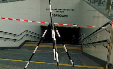 После ночной атаки: в Киеве закрыт выход со станции метро “Святошин”, изменены маршруты транспорта