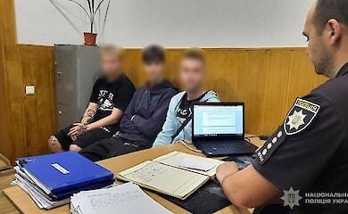 "Були п'яні": у Запоріжжі затримали трьох юнаків, які пошкодили прапори України