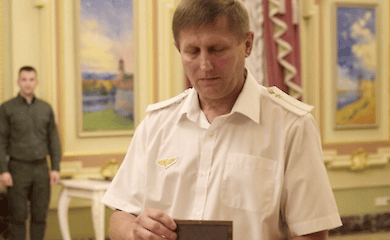 Пенсійний фонд відмовив у виплатах легендарному провіднику, який через обстріл потяга втратив дружину